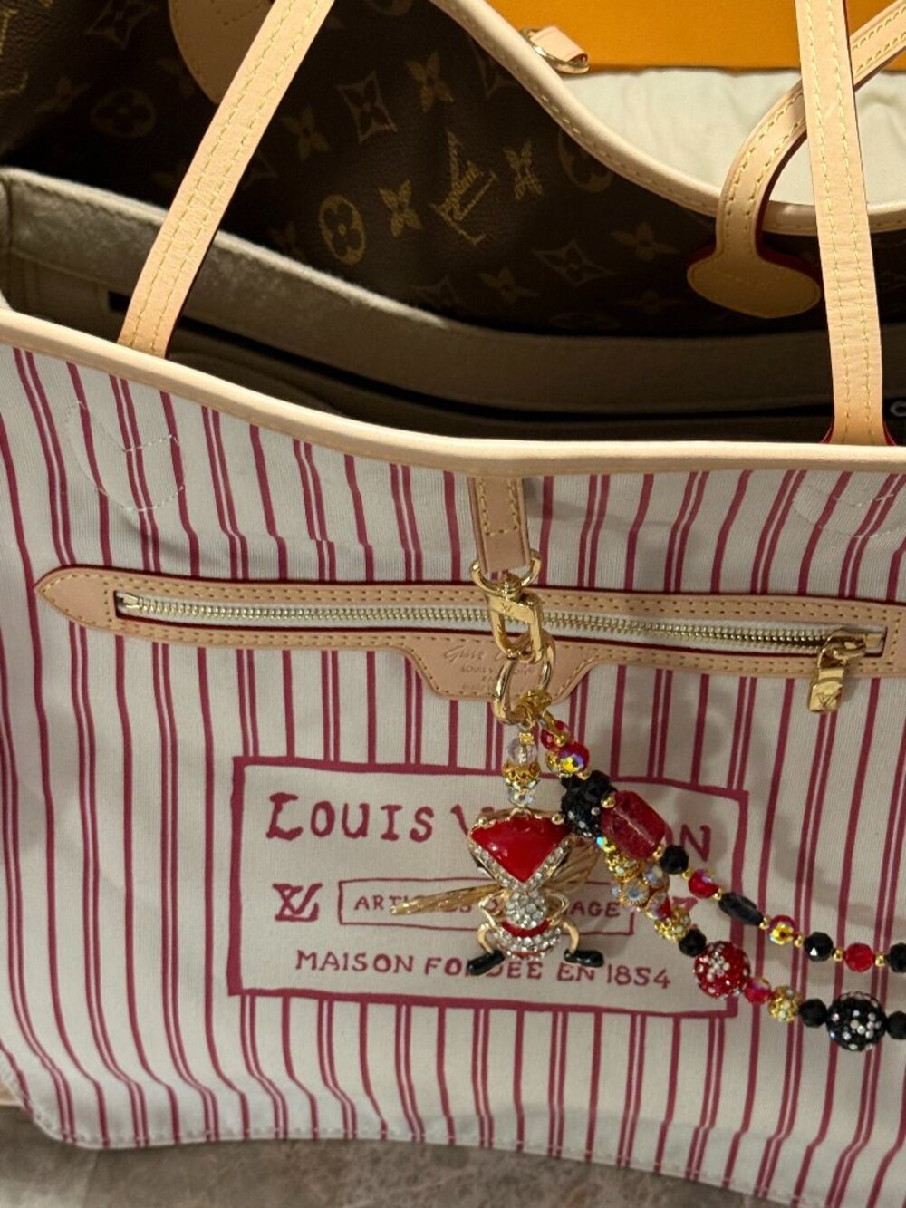 Stunning XL Leather Fashion Tote with Crossbody Strap! New Style Top Quality! - Picture 6 of 8